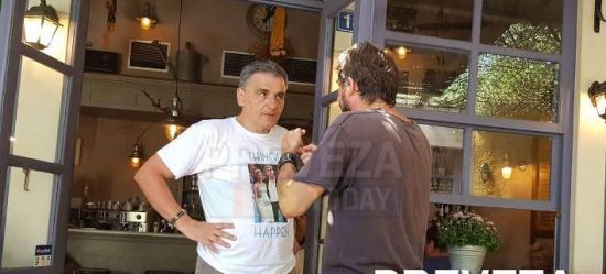 Απίστευτος Τσακαλώτος! Κυκλοφορούσε στην Πρέβεζα φορώντας t-shirt με φωτογραφία του ζευγάρι με την… Σκάρλετ Γιόχανσον!