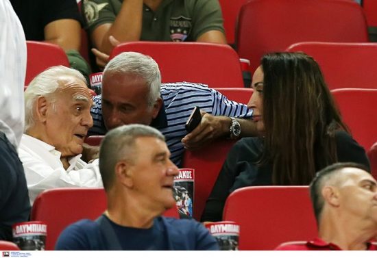 Στο γήπεδο ο Άκης Τσοχατζόπουλος μαζί με τη σύζυγό του, Βίκυ Σταμάτη