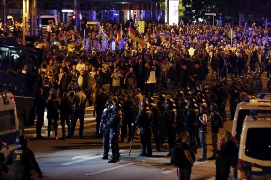 Γερμανία: Εκτεταμένα επεισόδια σε διαδηλώσει κατά των μεταναστών, μετά την δολοφονία ακροδεξιού από μετανάστες