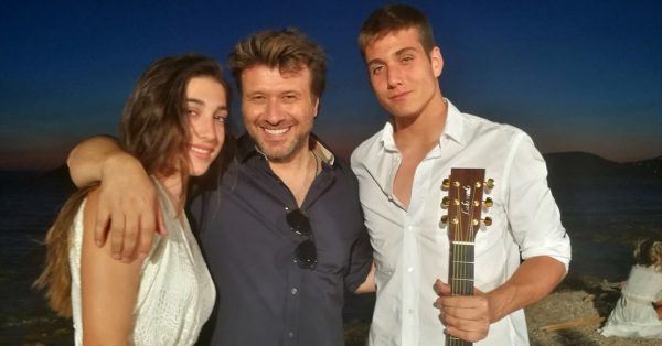 Η κόρη του Γιάννη Πλούταρχου τραγουδάει unplugged! (video)