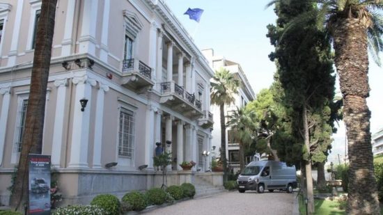 Eισέβαλαν στην πρεσβεία της Ιταλίας και ανάρτησαν πανό