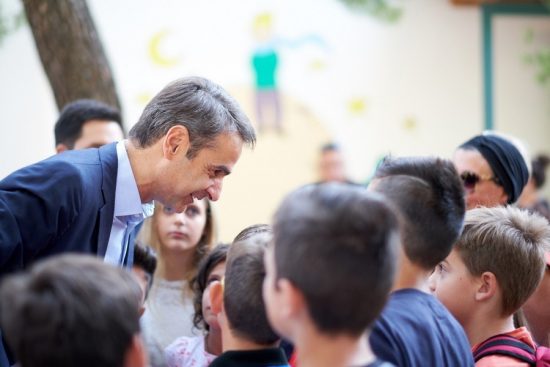 Σε σχολεία της Ραφήνας ο Κυρ. Μητσοτάκης για το πρώτο κουδούνι