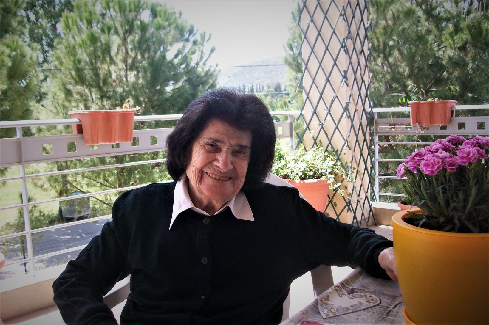 Έφυγε από τη ζωή σε ηλικία 95 ετών η «φωνή της Κω», η παραδοσιακή ερμηνεύτρια Άννα Καραμπεσίνη (video)