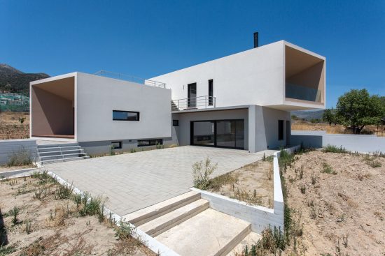 Μια πρωτότυπη κατοικία με αμφιθεατρική θέα στο Νομό Λακωνίας (pics)