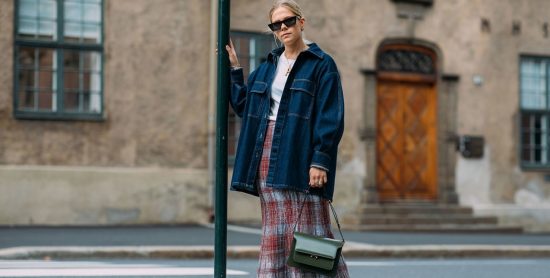 Casual chic: Τρεις τρόποι για να φορέσετε τα jeans στις γιορτές