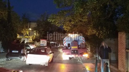 Ξεριζώθηκε δέντρο έξω από τον σταθμό του ηλεκτρικού στην Κηφισιά