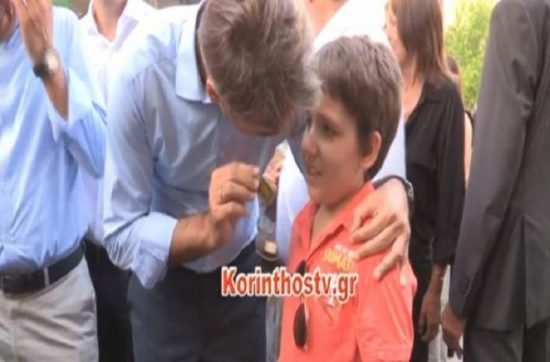 Στιγμή συγκίνησης για τον Κυριάκο Μητσοτάκη στην Κόρινθο