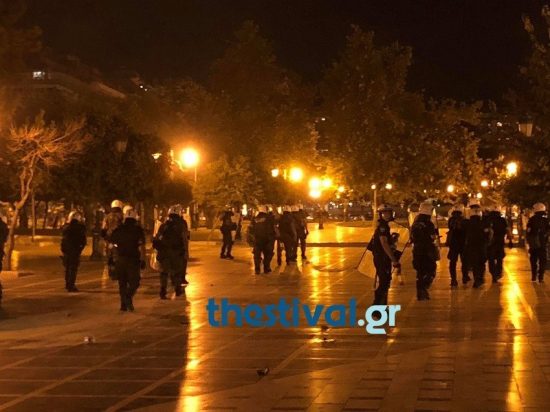 Επεισόδια σε Πειραιά και Θεσσαλονίκη: Ένταση στις πορείες για τον Παύλο Φύσσα (pics & video)