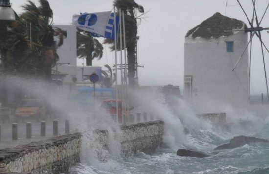 Εντυπωσιακές εικόνες και βίντεο από το πέρασμα του «Ξενοφώντα»