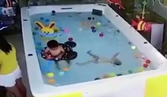 Σοκαριστικό video: Μάνα παίζει με το κινητό ενώ το μωρό πνίγεται στην πισίνα