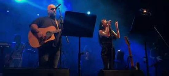 Οι Πυξ Λαξ ανέβασαν στη σκηνή την Πάολα κατά τη διάρκεια της συναυλίας τους (video)