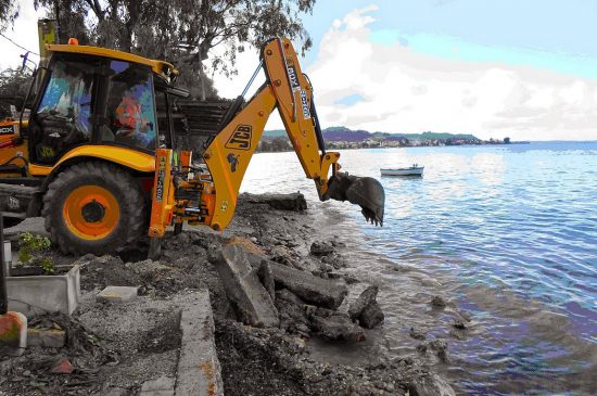 Από beach bar στην Ανάβυσσο ξεκινά ο 2ος γύρος κατεδαφίσεων αυθαιρέτων