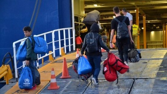 Άρχισε η επιχείρηση αποσυμφόρησης της Μόριας – Έφυγαν οι πρώτοι 100 από τους 2.000 πρόσφυγες