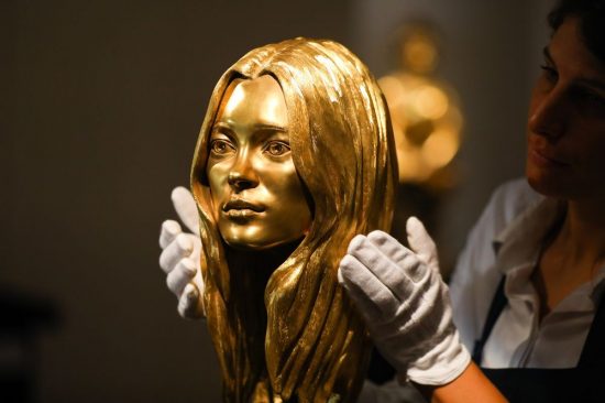 Μια χρυσή Ferrari και ένα χρυσό άγαλμα της Kate Moss σε δημοπρασία!