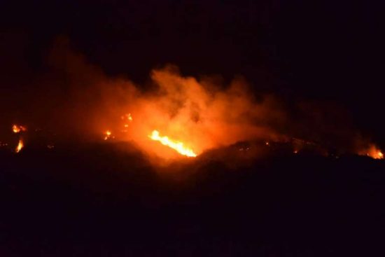 Πυρκαγιά με δύο μέτωπα απειλεί το χωριό Κορυφή στην Ηλεία