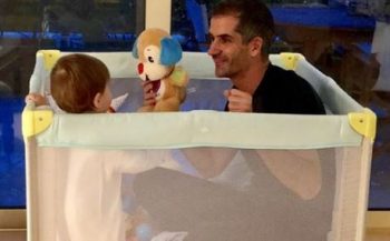 Ο Κώστας Μπακογιάννης μπαίνει στο παρκοκρέβατο και εύχεται στον γιο του «χρόνια πολλά»!