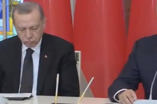 Ο υπνάκος του Ερντογάν: Κοιμήθηκε… καθιστός σε συνέντευξη Τύπου (video)