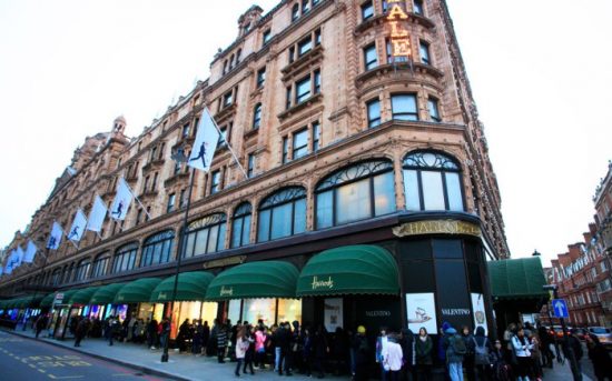 Η σύζυγος τραπεζίτη που ξόδευε 1,5 εκατ. στα Harrods καλείται να δώσει εξηγήσεις