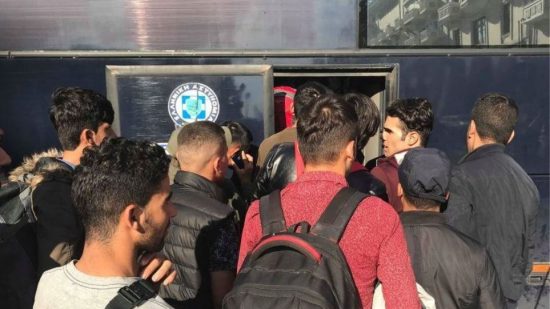 Φεύγουν οι μετανάστες από την Πλατεία Αριστοτέλους