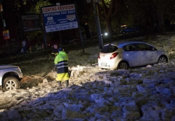 Πρωτοφανής χαλαζόπτωση-Βυθίστηκαν τα πάντα κάτω από νερό και πάγο (pics & video)