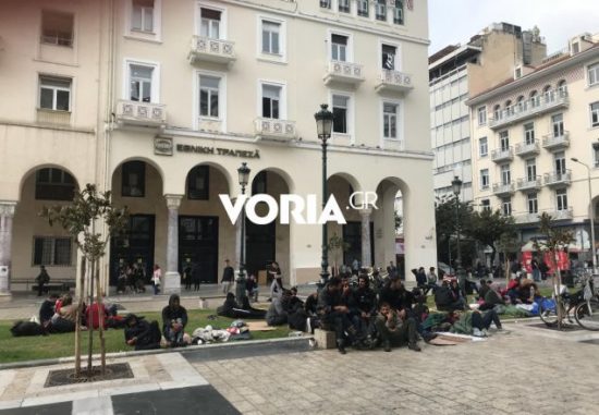 Θεσσαλονίκη: Πρόσφυγες κατασκήνωσαν στην πλατεία Αριστοτέλους (video)