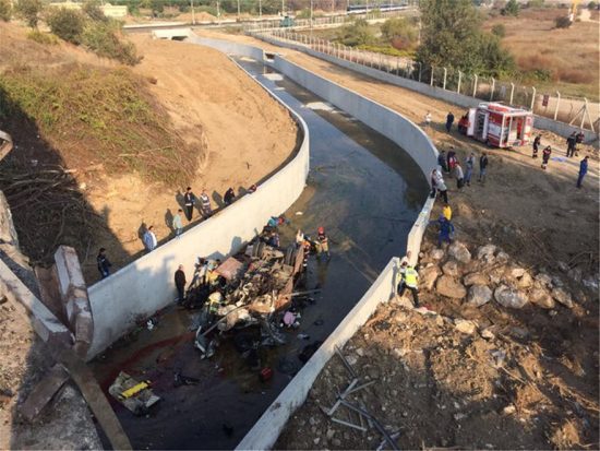 Τροχαίο σοκ στην Τουρκία: Τουλάχιστον 22 νεκροί από πτώση φορτηγού σε κανάλι-Αναμεσά τους και παιδιά (video)