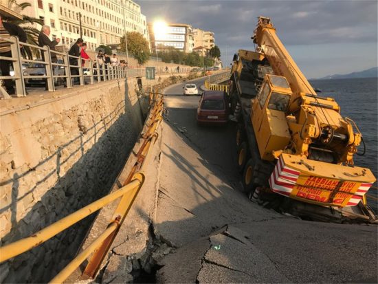 Σοκαριστικές εικόνες: Κατέρρευσε κεντρική γέφυρα στην Καβάλα