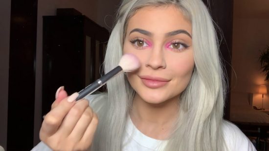 Makeup tutorial από την Kylie Jenner – Βάφει τα χείλη της με κλειστά τα μάτια!