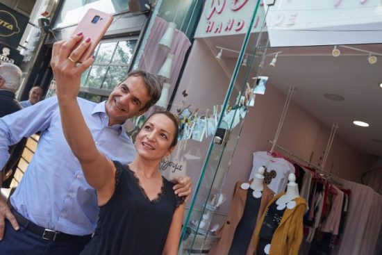 Χαλαρή βόλτα στο Μοσχάτο για τον Κυριάκο Μητσοτάκη