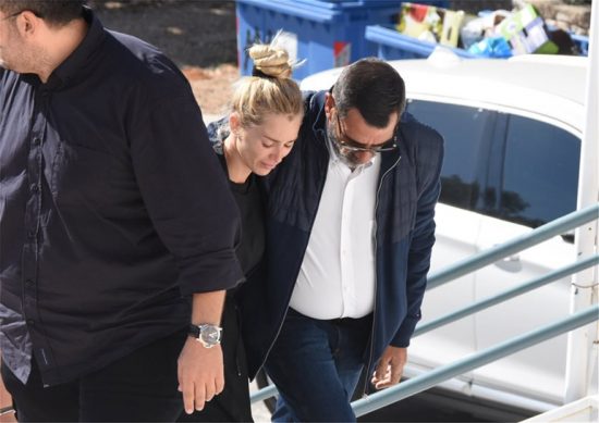 Το τελευταίο αντίο στον Γιάννη Μακρή: Συντετριμμένη στην κηδεία η Βικτώρια Καρύδα (video)