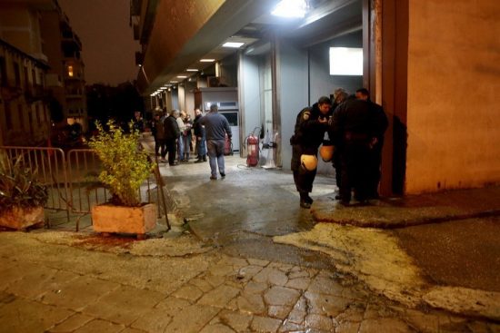Επίθεση κουκουλοφόρων με μολότοφ στην έδρα των ΜΑΤ (video ντοκουμέντο)
