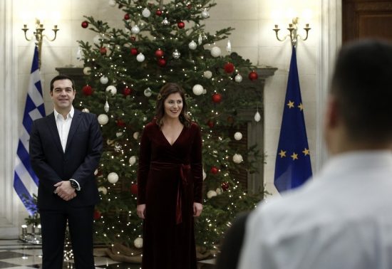 Μαθητές ψάλλουν τα κάλαντα στον Αλέξη Τσίπρα και την Μπέτυ Μπαζιάνα (video)
