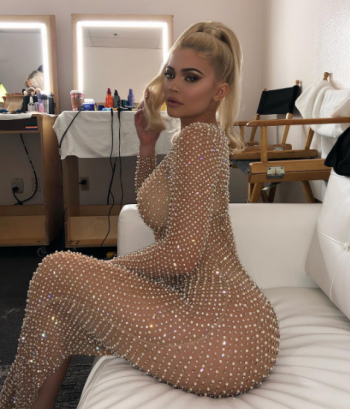 Kylie Jenner: Εντυπωσίασε με το διάφανο και διακοσμημένο με κρύσταλλα φόρεμά της
