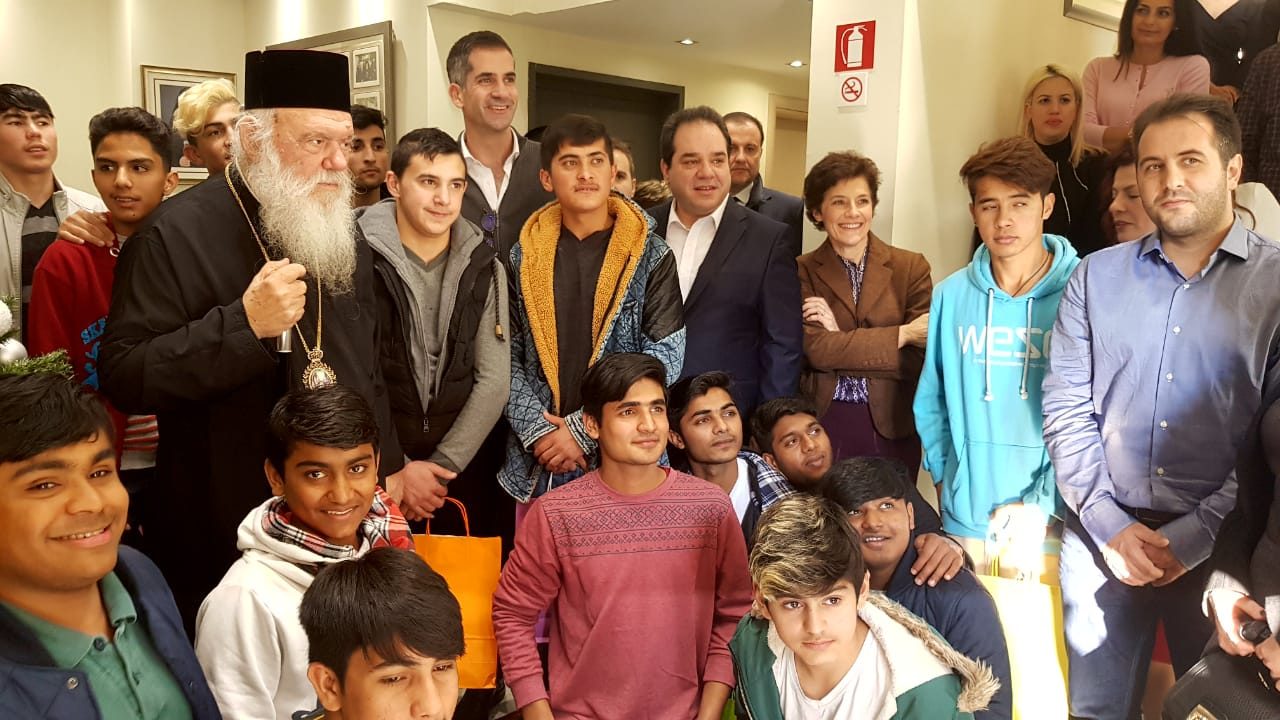 Ο Κ. Μπακογιάννης και ο Αρχιεπίσκοπος Ιερώνυμος κοντά σε ασυνόδευτους  ανήλικους πρόσφυγες και μετανάστες | mononews
