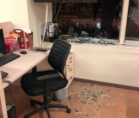Συγκλονιστικές εικόνες: Το κατεστραμμένο γραφείο της Σίας Κοσιώνη μετά την βομβιστική επίθεση στον ΣΚΑΪ