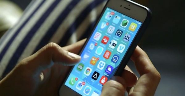 Με αυτά τα apps «κατασκοπεύεις» το κινητό του συντρόφου σου: Βλέπεις μηνύματα, Facebook και τοποθεσία