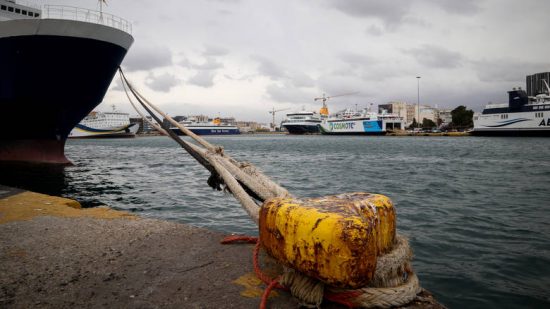 Δεμένα τα πλοία στα λιμάνια λόγω ισχυρών ανέμων