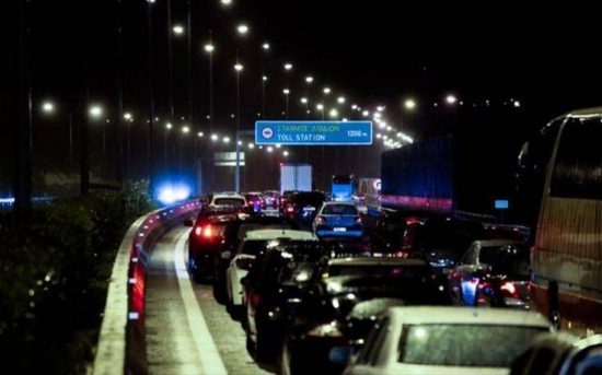 Γολγοθάς η επιστροφή των εκδρομέων: Ουρές 15 χλμ. στην εθνική οδό Λαμίας – Αθηνών