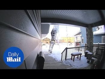 Άσχημη πτώση από σκάλα την ώρα που κρεμούσε χριστουγεννιάτικα λαμπάκια