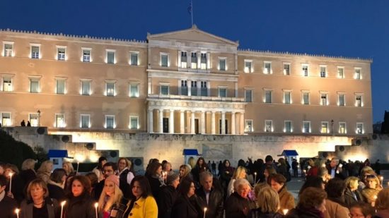 Σιωπηρή διαμαρτυρία στο Σύνταγμα για το θάνατο της φοιτήτριας Ελένης Τοπαλούδη