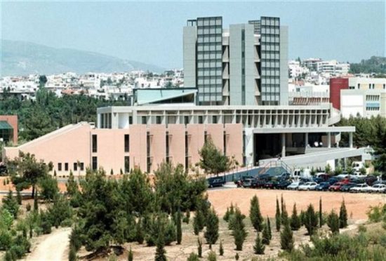 Τρόμος σε πάρτι στην Πανεπιστημιούπολη Ζωγράφου: Μαχαίρωσαν φύλακα, έσπασαν τζάμια, έβαλαν φωτιές