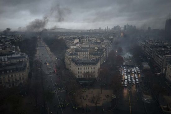 Πεδίο μάχης το Παρίσι: Φωτιές κοντά στα Ηλύσια – Έκλεισαν άρον άρον Galeries Lafayette και Printemps
