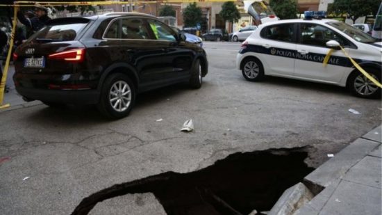 Οι λακκούβες στη Ρώμη βγάζουν τον στρατό στο δρόμο