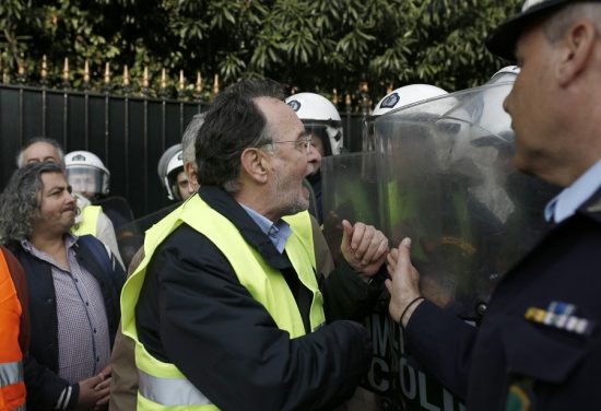 O Λαφαζάνης φόρεσε το «κίτρινο γιλέκο» και διαμαρτυρήθηκε έξω από τη γαλλική πρεσβεία