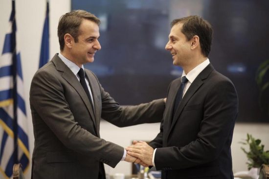 Στη ΝΔ ο Χάρης Θεοχάρης – Έδωσαν τα χέρια με τον Κυριάκο Μητσοτάκη