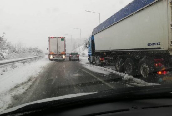 Εγκλωβίστηκαν οδηγοί στον δρόμο προς την Βέροια (εικόνες)