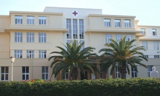 Σοκ: Ασθενής μαχαίρωσε νοσηλεύτρια στον «Ερυθρό Σταυρό»