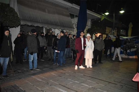 Λάρισα: Διαμαρτυρία έξω από το γραφείο του Κόκκαλη: «Προδίδεις της Μακεδονία»