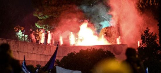 Πετροπόλεμος και χημικά έξω από τη Βουλή μετά τη λήξη του συλλαλητηρίου (video)