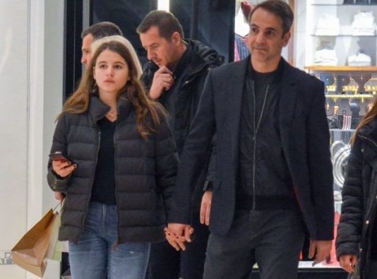Kυριάκος Μητσοτάκης: Με την κόρη του Δάφνη για ψώνια (pic)